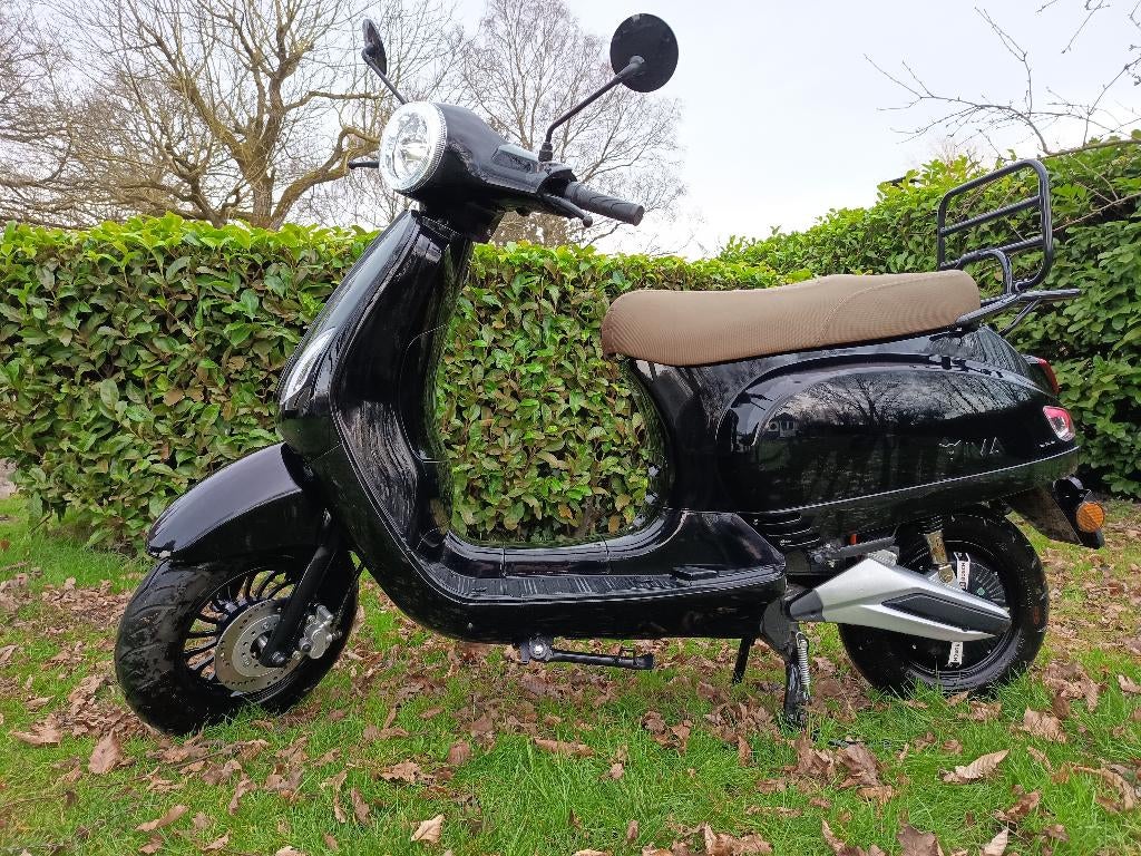 elektrische scooter IVA Lux zwart - 2 accu's, slot en helmen, Gebruikt, Maximaal 45 km/u, Elektrisch, Ophalen