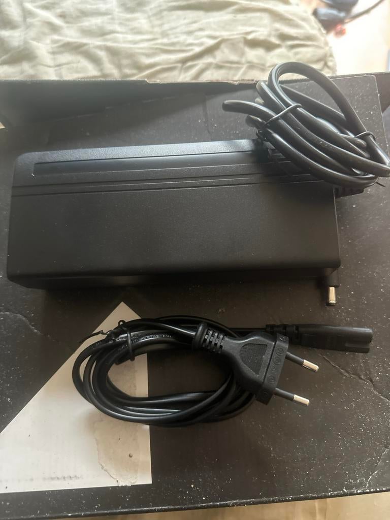 Universele fietsacculader 36-37V nieuw in doos, Fietsen en Brommers, Fietsaccessoires | Fietsaccu's, Ophalen of Verzenden, Nieuw