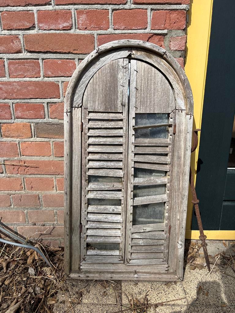 Oude houten luiken met spiegel, Ophalen