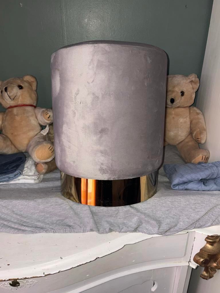 Luxe Velours Poef met Gouden Onderkant - Nieuwstaat, Huis en Inrichting, Ophalen of Verzenden, Nieuw, Rond, Stof