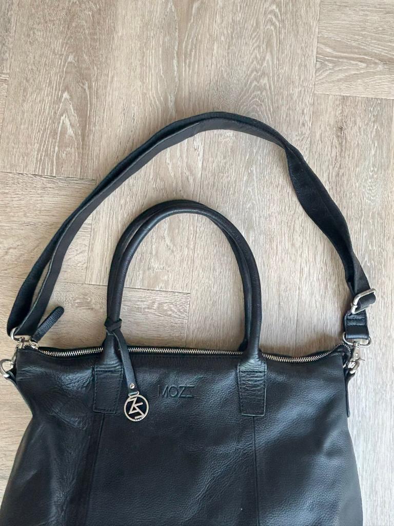 ZGAN. Mooie Zwarte Leren Luiertas, vh merk ‘MOZZ BAGS’, Kinderen en Baby's, Luiertassen, Ophalen of Verzenden, Zo goed als nieuw