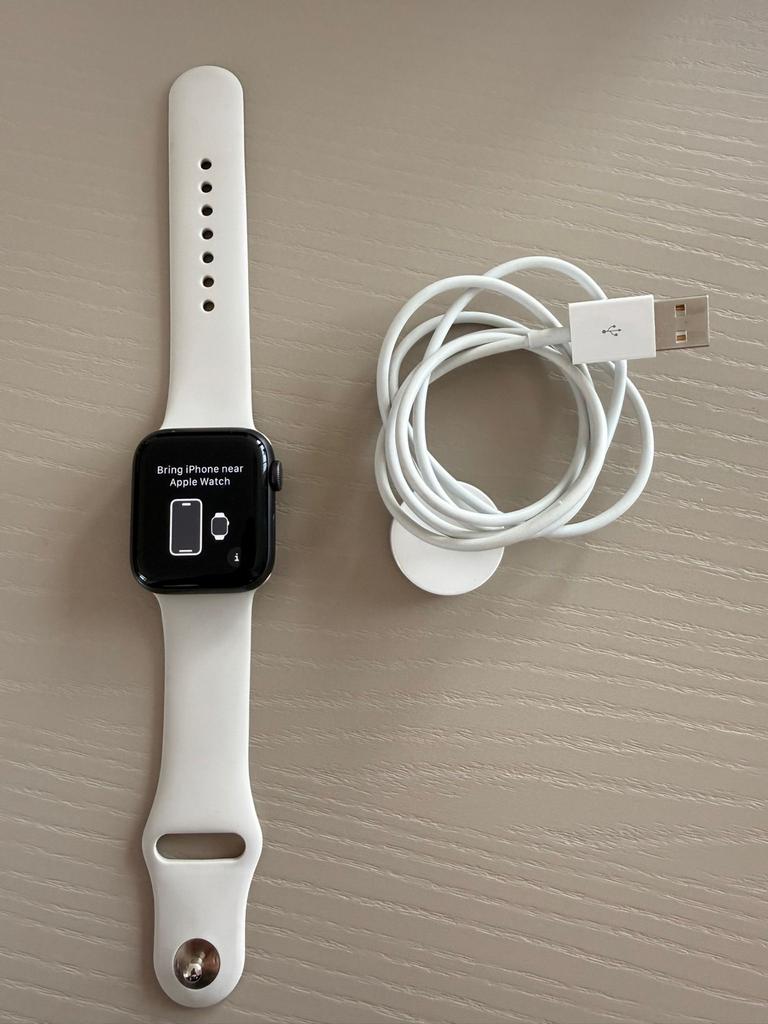 Apple Watch Series 5 40mm - Zo goed als nieuw batt95%!!, Sieraden, Tassen en Uiterlijk, Smartwatches, Ophalen of Verzenden, Waterdicht
