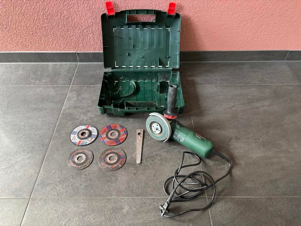 Bosch PWS 600 Slijptol met koffer, slijp en afbraamschijven, Ophalen of Verzenden, Gebruikt, Minder dan 700 watt, Haakse handslijpmachine