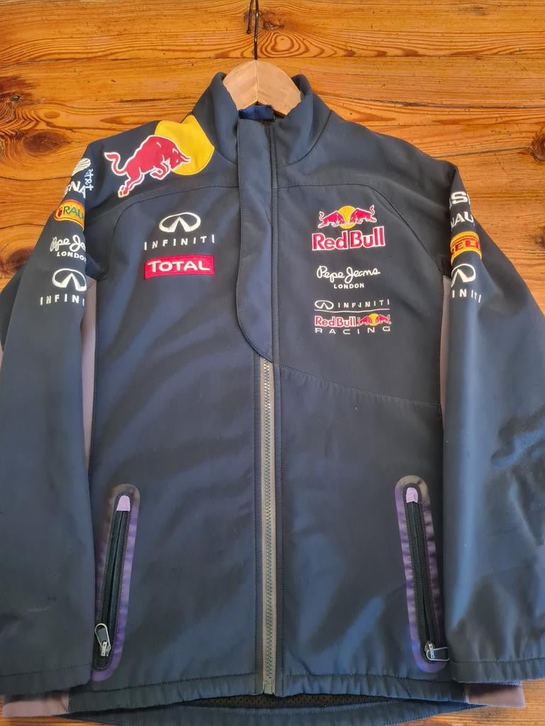 Red Bull F1 Pepe Jeans Softshell Jas Maat M, Kinderen en Baby's, Kinderkleding | Overige, Jongen of Meisje, Ophalen of Verzenden
