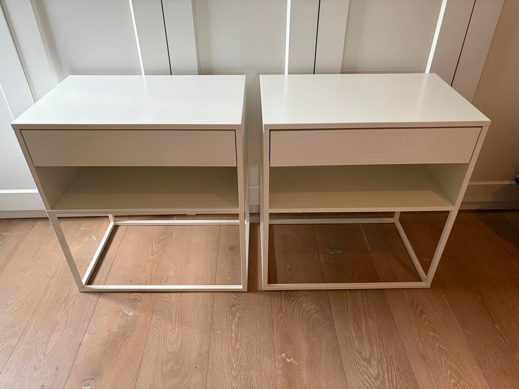 2x IKEA VIKHAMMER nachtkastje wit 60x39cm met lade, Ophalen, 55 tot 70 cm, Zo goed als nieuw, 45 tot 65 cm