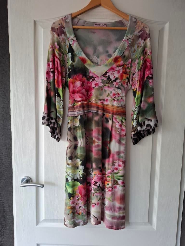 Tessa Koops jurk maat M met bloemenprint, Kleding | Dames, Maat 38/40 (M), Overige kleuren, Ophalen of Verzenden, Tessa Koops
