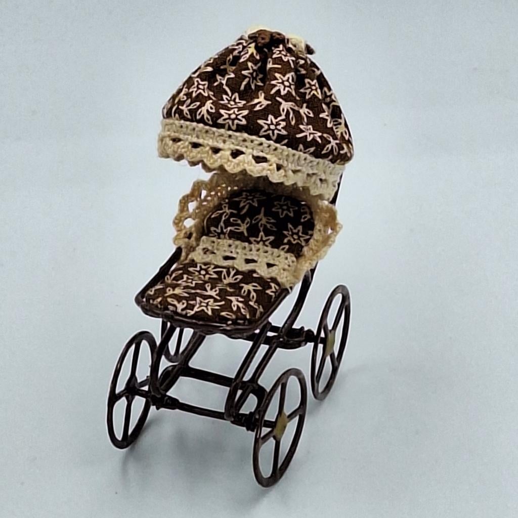 Retro kinderwagen voor het poppenhuis, Ophalen of Verzenden, Gebruikt, Poppenhuis