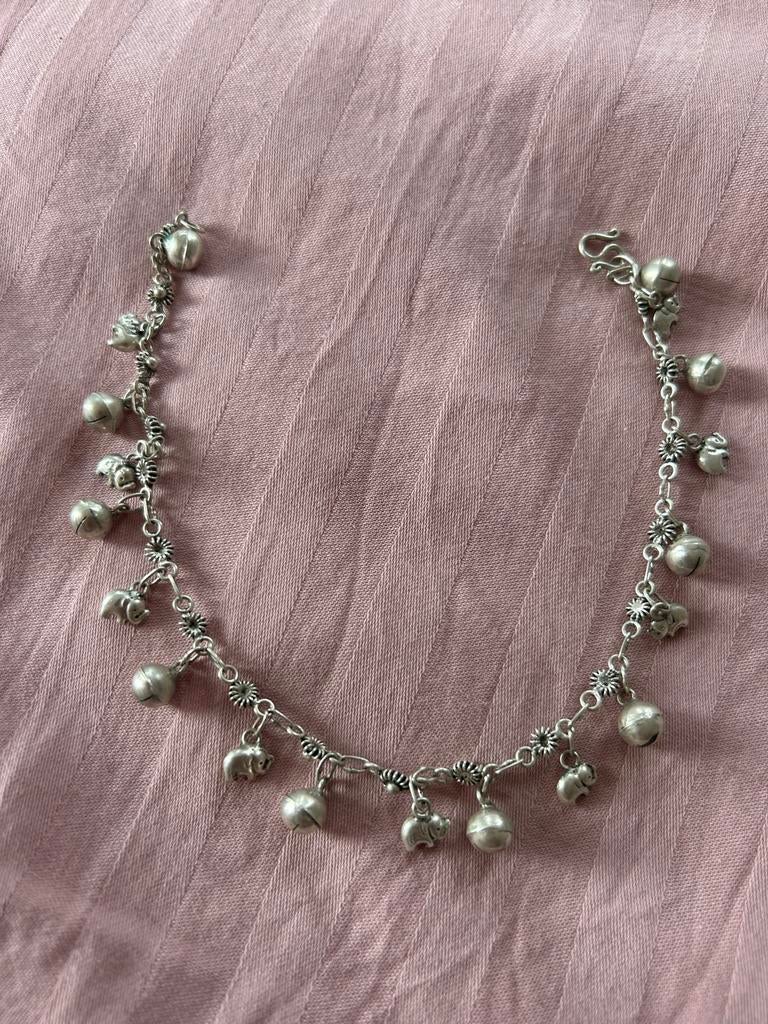 Zilveren enkelband met olifanten en bolletjes, Ophalen of Verzenden, Nieuw, Zilver, Met bedels of kralen