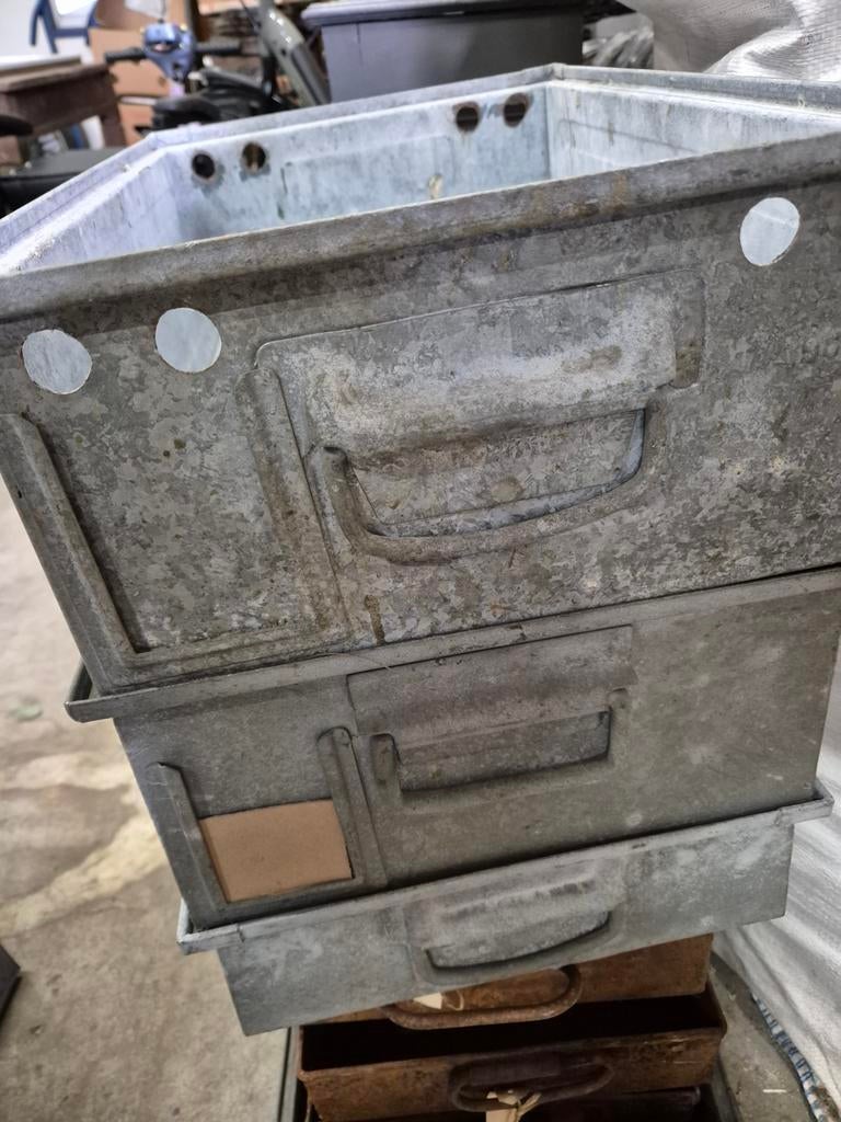 Ijzere stapelbakken, Ophalen