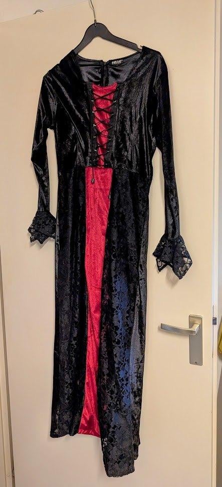 Gothic jurk zwart/rood, Kleding | Dames, Maat 38/40 (M), Ophalen of Verzenden, Zo goed als nieuw, Knielengte