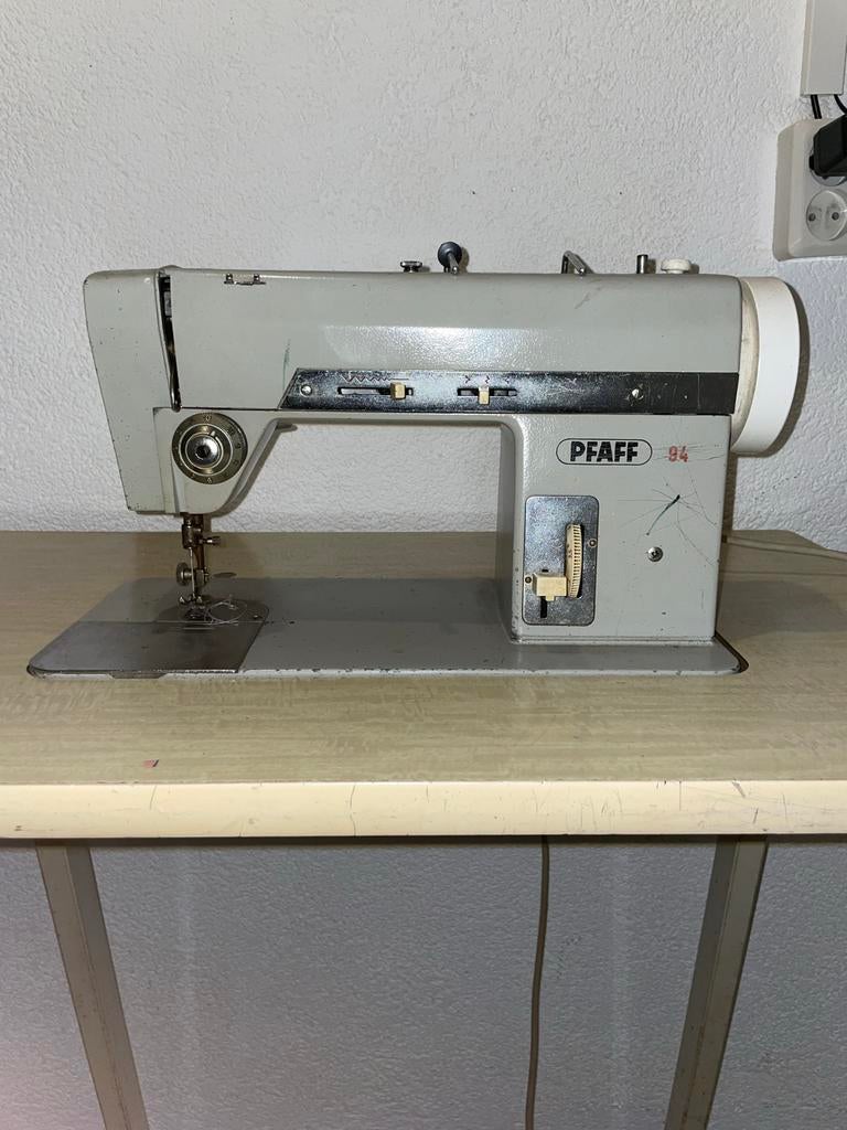 Vintage PFAFF 94 Naaimachine met Tafel - Oersterk!, Ophalen, Naaimachine, Industrieel, Gebruikt