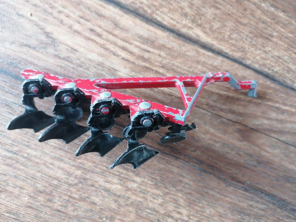 Ertl ploeg schaalmodel 4 schaaf International, Hobby en Vrije tijd, Modelauto's | 1:32, Ophalen of Verzenden, Gebruikt, Tractor of Landbouw