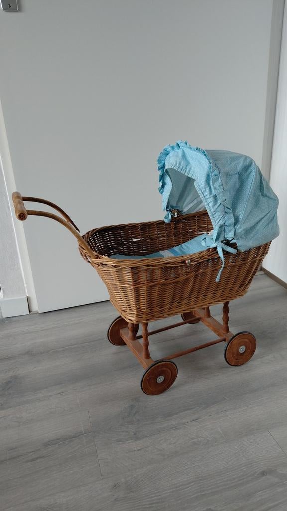 Rieten poppenwagen uit 1973, licht beschadigd, Ophalen, Gebruikt, Babypop