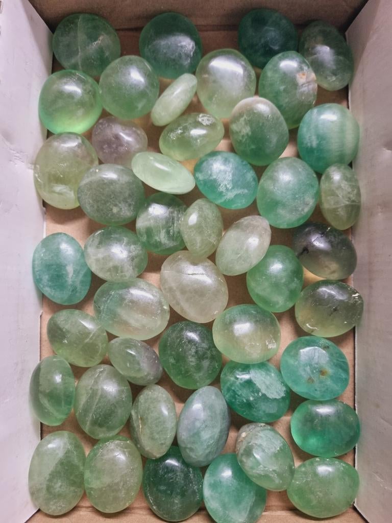 Kleine handstenen van fluoriet per 100 gram 4-5 stuks, Ophalen of Verzenden, Mineraal