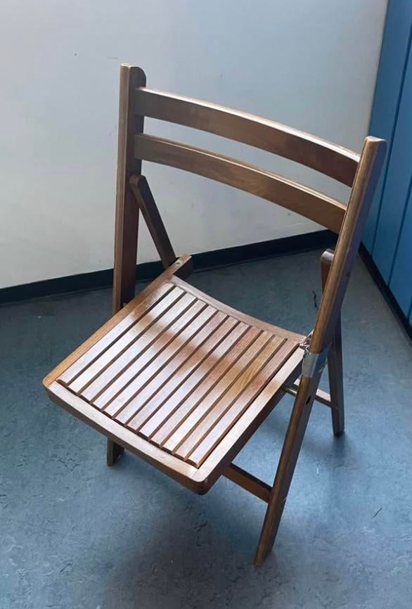 Te huur: Houten klapstoelen, Ophalen, Zo goed als nieuw, Hout, Stapelbaar