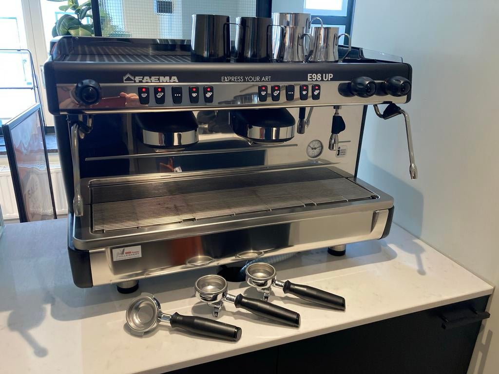 Faema E98 UP Koffiemachine en 2x Fiorenzato F64 bonenmaler, Witgoed en Apparatuur, Koffiezetapparaten, Gebruikt, 10 kopjes of meer