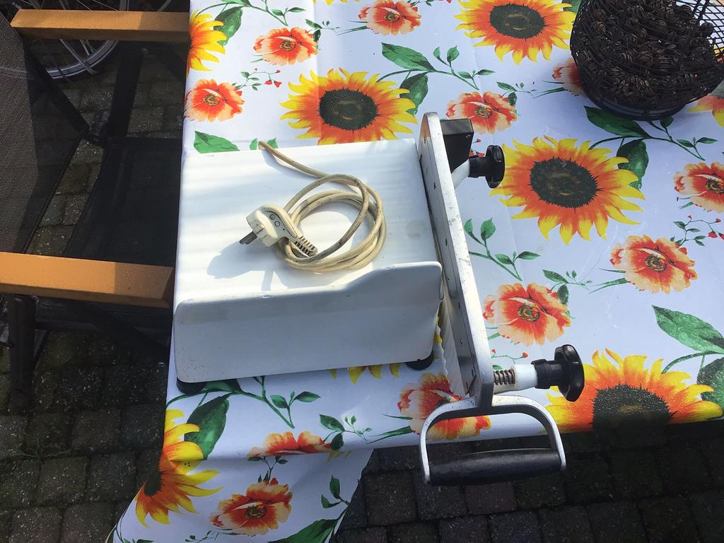 Tk antieke rewebo kaassnijder.verwarmt snijmes zie foto,s ., Antiek en Kunst, Ophalen