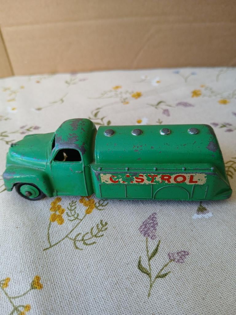 Leuke tankwagen "Castrol". Dinky toys, Ophalen of Verzenden, Gebruikt, Auto, Dinky Toys