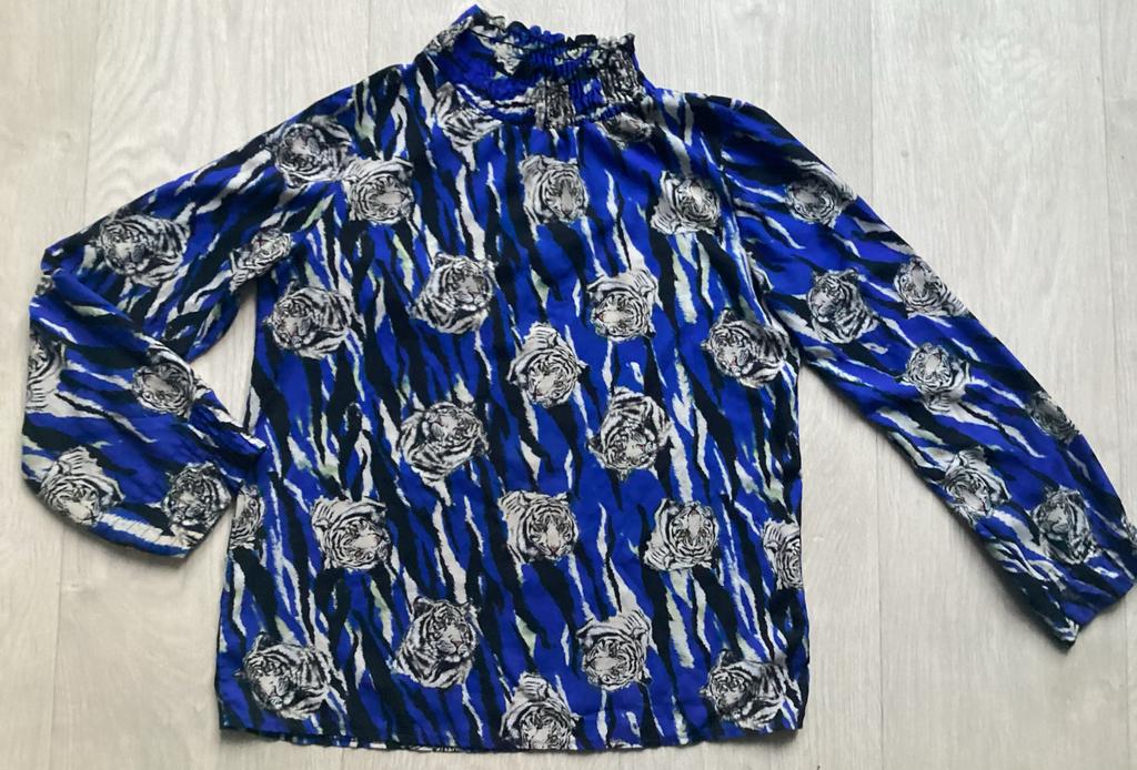 Blauwe blouse met tijgerprint - Maat M van Pescara, Kleding | Dames, Tops, Maat 38/40 (M), Blauw, Ophalen of Verzenden, Zo goed als nieuw