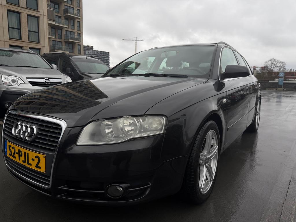 Audi A4 Avant 1.8 Turbo Advance Automaat Rijdt en Schakelt P, Auto's, Audi, Gebruikt, Zwart, 4 cilinders, Parkeersensor