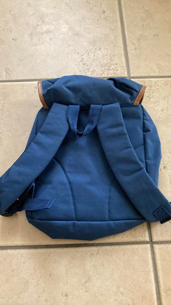 Donkerblauwe rugzak met leren details, Sieraden, Tassen en Uiterlijk, Tassen | Rugtassen, Overige merken, Gebruikt, 25 tot 40 cm