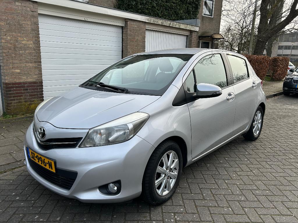 Toyota Yaris automaat 1.3 Vvt-i 5-DRS CVT 2012 Grijs, Auto's, Toyota, Euro 5, Stof, 40 €/maand, 4 cilinders