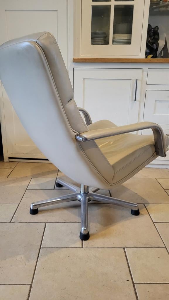 Een Artifort draaifauteuil uit de F-serie. de F141
Gemaakt d, Huis en Inrichting, Fauteuils, Ophalen, Zo goed als nieuw, 75 tot 100 cm