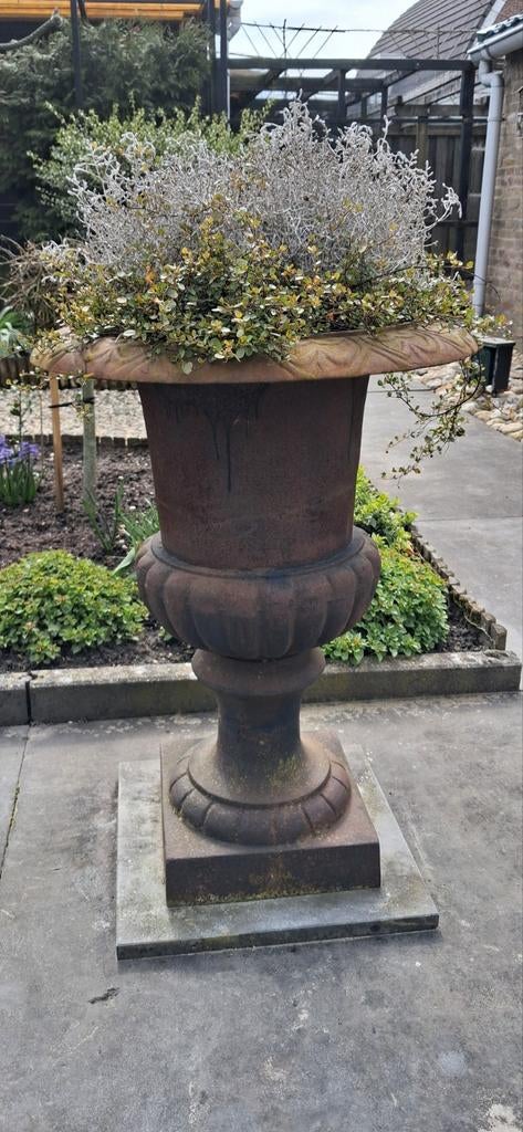 Set van 2 gietijzeren vazen/ potten in goede staat, Ophalen, Gebruikt