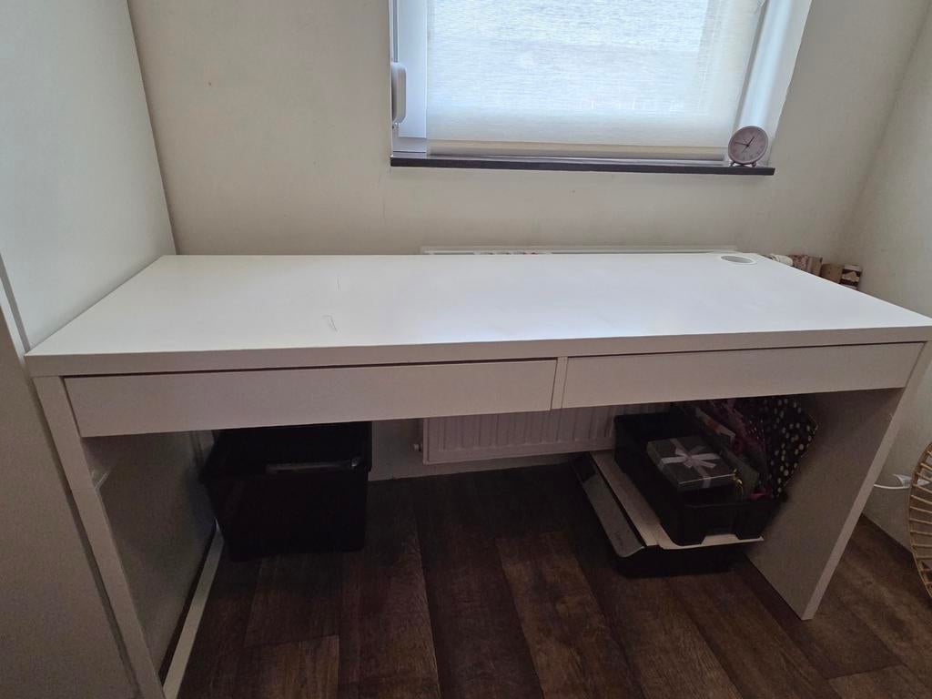 Wit Micke bureau met beschadigd blad en 2 lades, Huis en Inrichting, Bureaus, Ophalen, Gebruikt