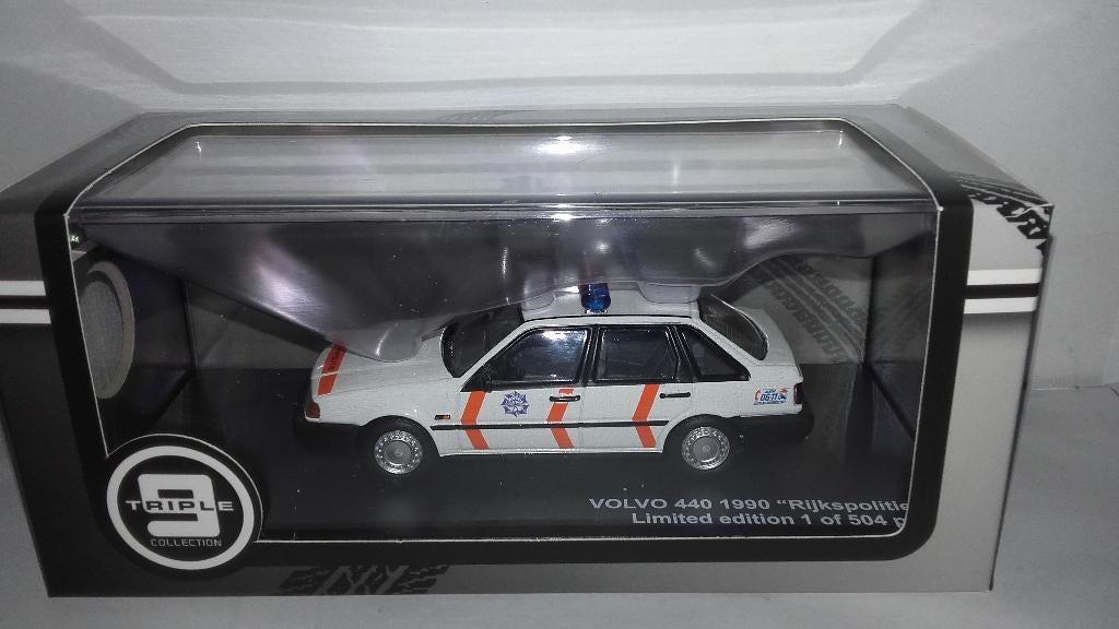 Triple9 1:43 Volvo 440 Rijkspolitie DJ-VB-34 1990 wit/oranje, Ophalen of Verzenden, Nieuw, Auto, Overige merken