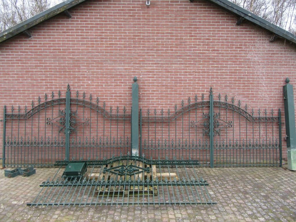 2 Zware Smeedijzeren Sierpoorten met Hekwerk totaal +- 27,5m, Ophalen, Met poort, Gebruikt, Sierhekwerk