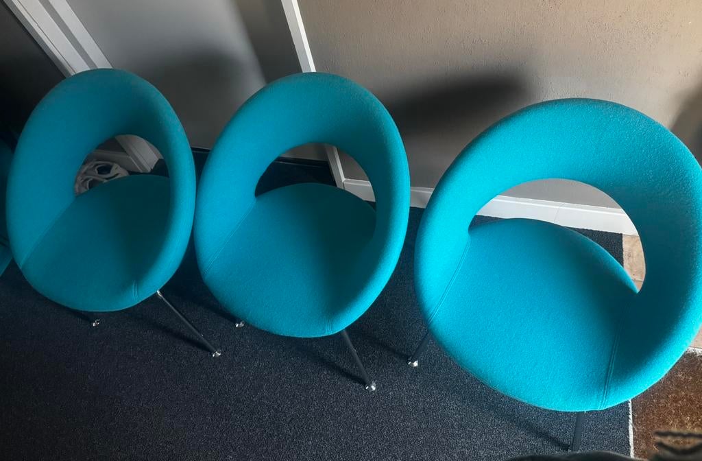 4 Artifort Nina stoelen, Ophalen, Zo goed als nieuw, Blauw, Vier