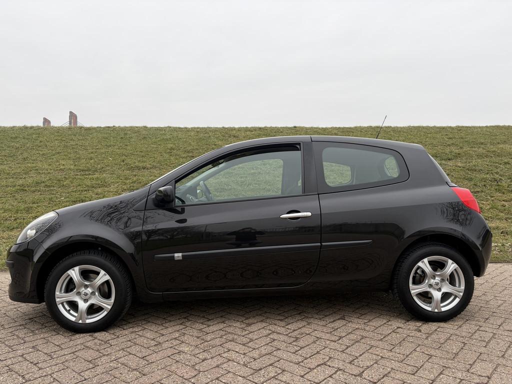 Renault Clio 1.4-16V Privilège Orig NL auto | 2e Eigenaar |, Voorwielaandrijving, Gebruikt, Zwart, 4 cilinders