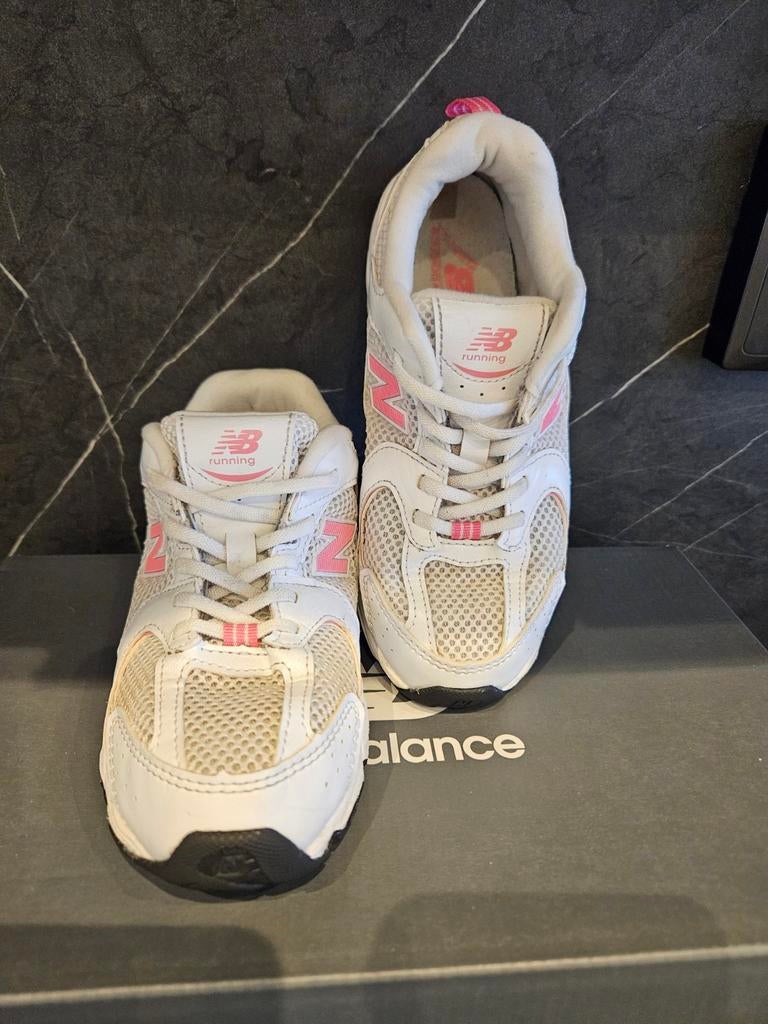 New balance 530 wit/roze maat 33, Kinderen en Baby's, Ophalen of Verzenden, Meisje, Schoenen