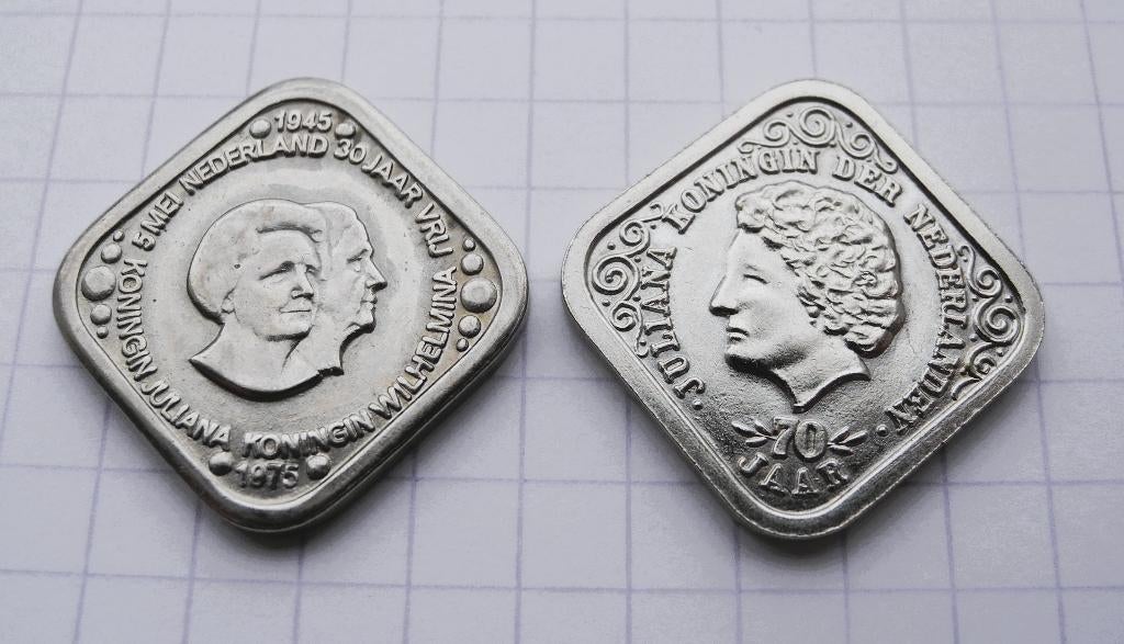Twee herdenkingspenningen – 30 jr. vrijheid & Juliana 70 jr., Ophalen of Verzenden, Overige materialen, Nederland