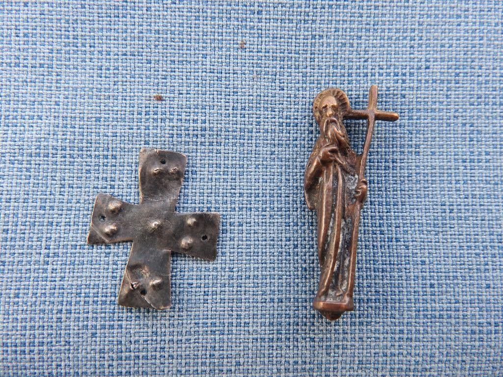 Middeleeuwen - kruisje en beeldje in koper - bodemvondsten, Ophalen of Verzenden