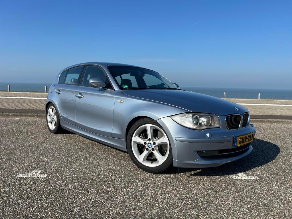 BMW 1-Serie 3.0 258pk 2010 Blauw grijs metallic 5 deurs, Auto's, BMW, Achterwielaandrijving, Beige, 258 pk, Blauw