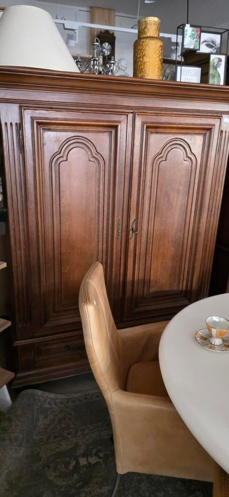 Antieke houten kasten  met sierlijke details, Huis en Inrichting, Kasten | Televisiemeubels, Ophalen