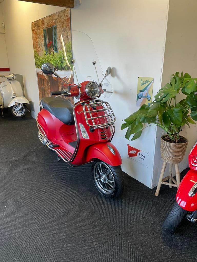 Vespa Primavera 50 4T IGET // 2018 // Mat Rood / Brom 45 KM, Ophalen, Overige modellen, Maximaal 45 km/u, Zo goed als nieuw