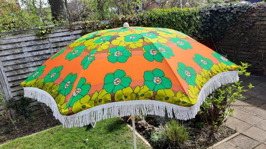 Vintage parasol oranje met bloemen en franjes jaren 70, Tuin en Terras, Parasols, Ophalen, Gebruikt, 1 tot 2 meter, Stokparasol