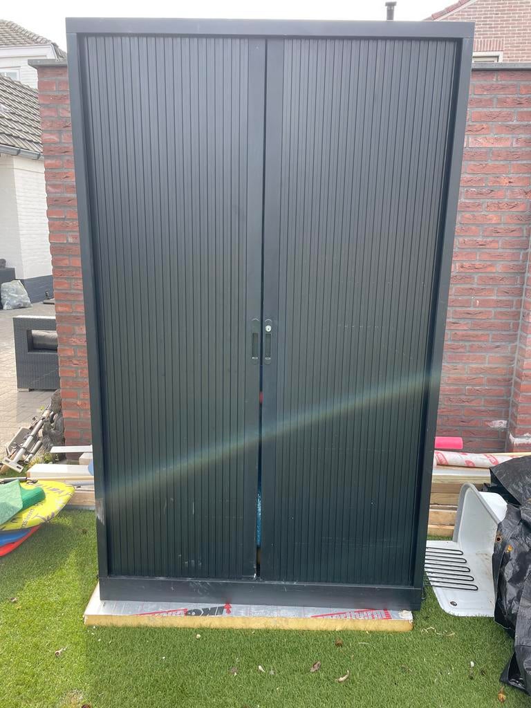 Zwarte roldeurkast met slot, Ophalen, Gebruikt, 100 tot 150 cm, Meerdere deuren