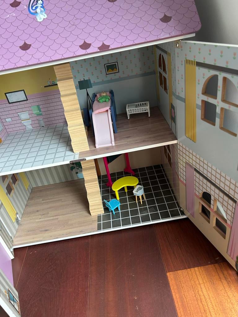 Poppenhuis met meubels en speelkeuken, Kinderen en Baby's, Speelgoed | Poppenhuizen, Ophalen of Verzenden, Gebruikt, Poppenhuis
