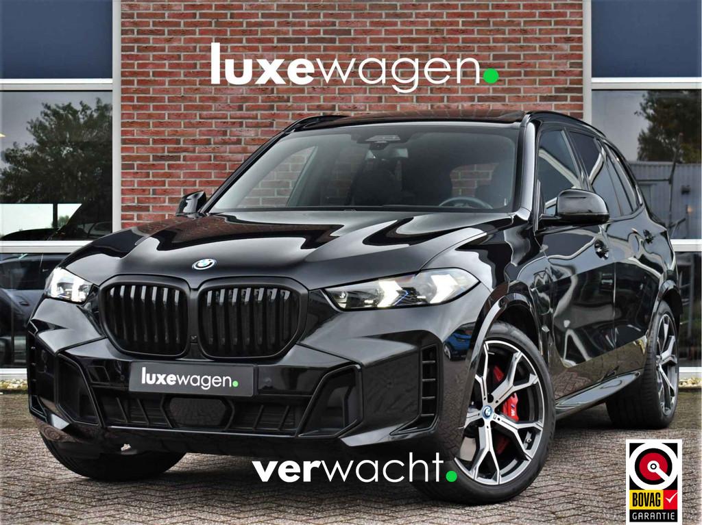BMW X5 xDrive50e M-Sport Skylounge Comf-stoel ACC 360 HUD H/, 12 maanden, Gebruikt, 2395 kg, Zwart