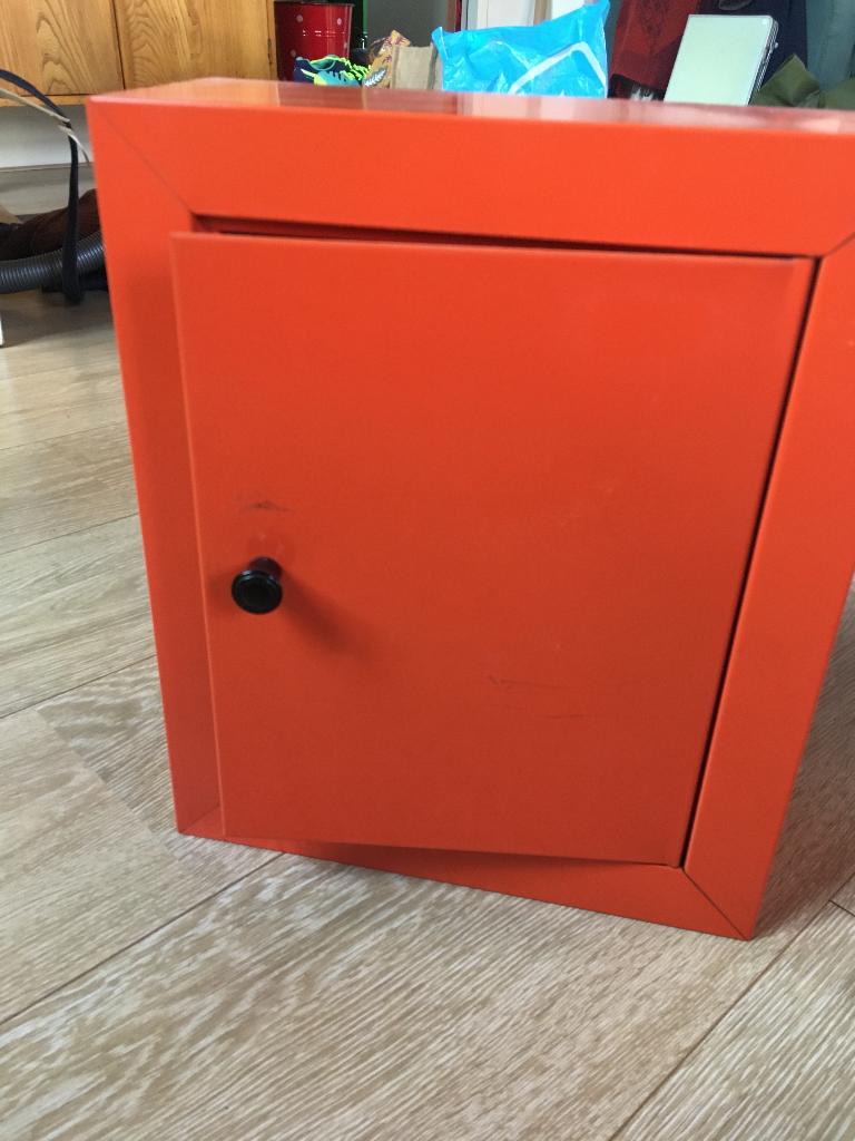 Leuk oranje medicijnkastje van Sega, Verzamelen, Ophalen, Huis en Inrichting