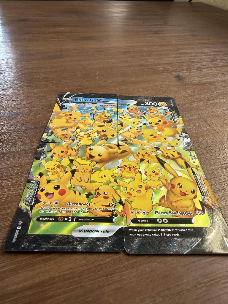 Pikachu V-UNION - set compleet Pokémon kaart, Ophalen, Zo goed als nieuw