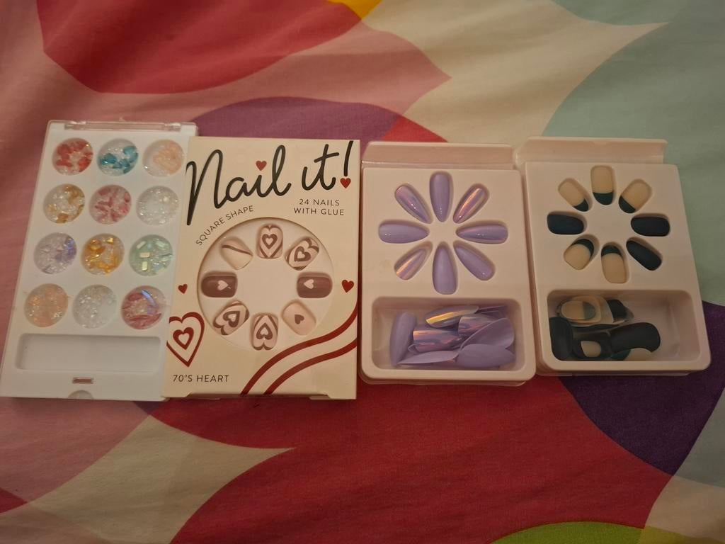 3 nep nagels set + nep nagels steentjes, Ophalen of Verzenden, Zo goed als nieuw, Overige kleuren, Handen en Nagels