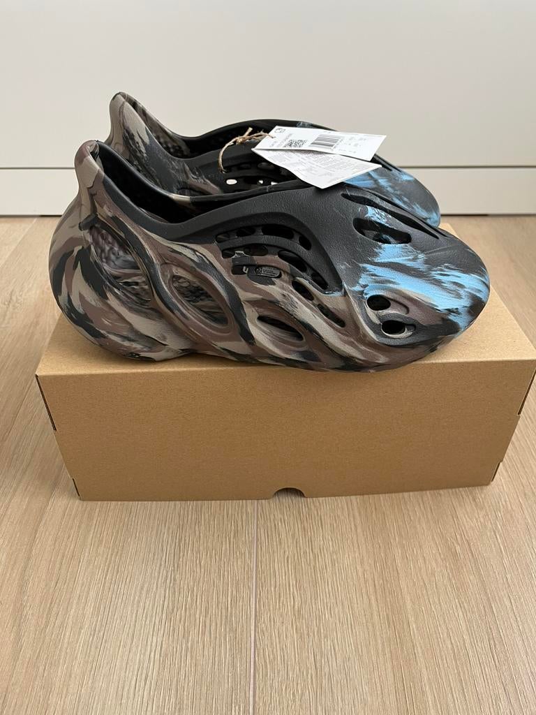 Yeezy Foam RRNR Mx Cinder By Adidas 40,5, Ophalen of Verzenden, Nieuw, Zwart, Sneakers of Gympen