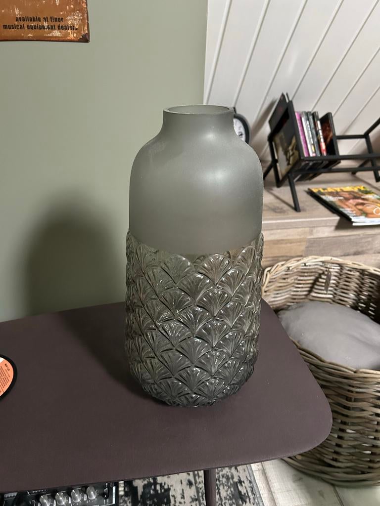 PTMD Vaas - Grijze glazen vaas met reliëf, Huis en Inrichting, Gebruikt, Overige kleuren, Ophalen of Verzenden, Glas