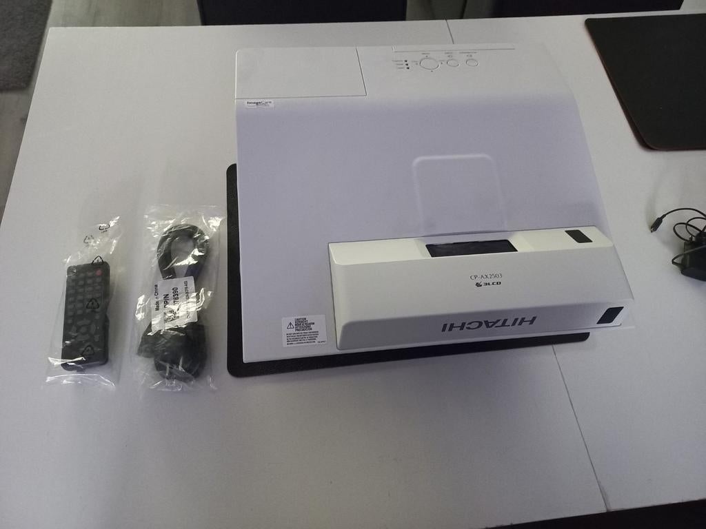 Hitachi beamer CP-AX2503 met afstandsbediening, Ophalen of Verzenden, Zo goed als nieuw
