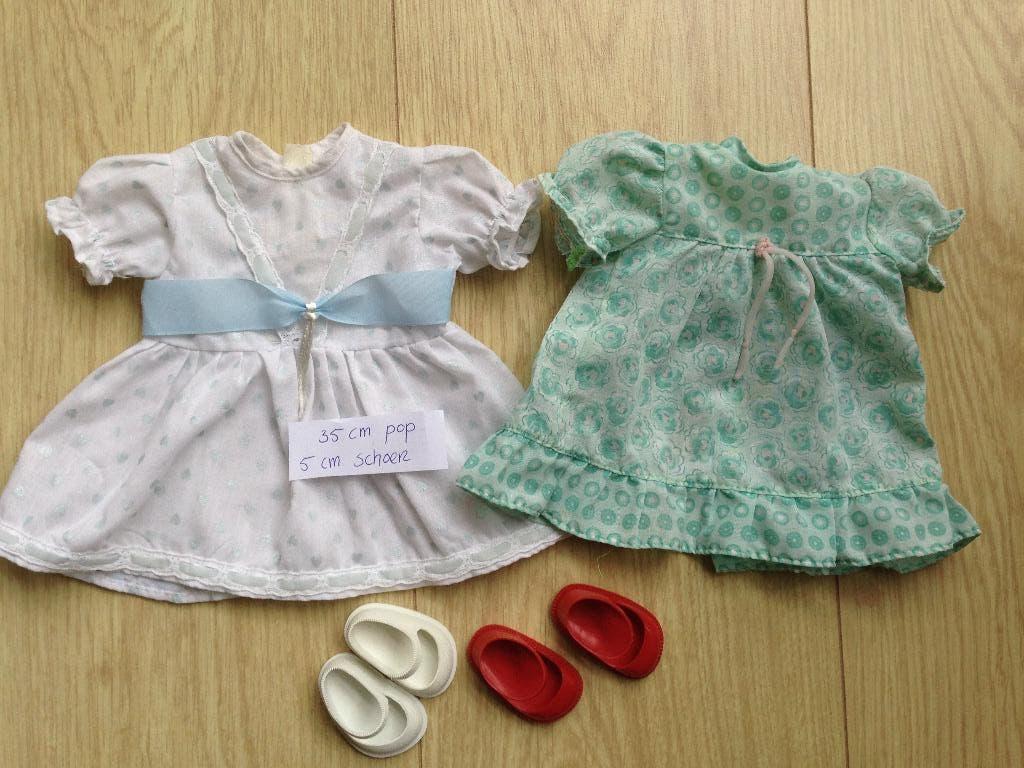 💚2 Oude POPPENJURKJES met SCHOENTJES voor 35 cm poppen., Verzamelen, Poppen, Ophalen of Verzenden, Zo goed als nieuw, Pop